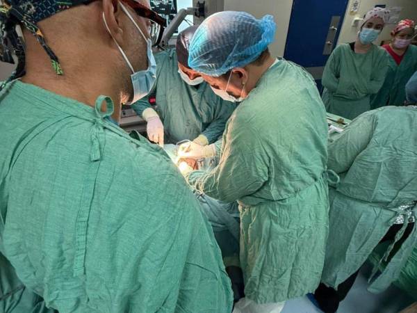 El innovador procedimiento realizado en el Hospital de Especialidades contó con la participación de especialistas en nefrología, urología, cirugía vascular, anestesiología y enfermería.