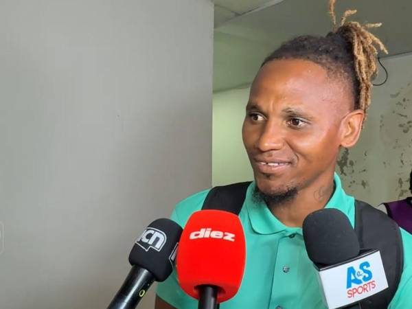 Georgie Welcome brindando declaraciones.