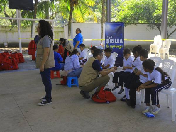 El Centro Educativo Patricia Bográn, ubicado en la colonia Bográn, fue beneficiado con la entrega de 210 kits escolares y pares de zapatos para sus estudiantes.