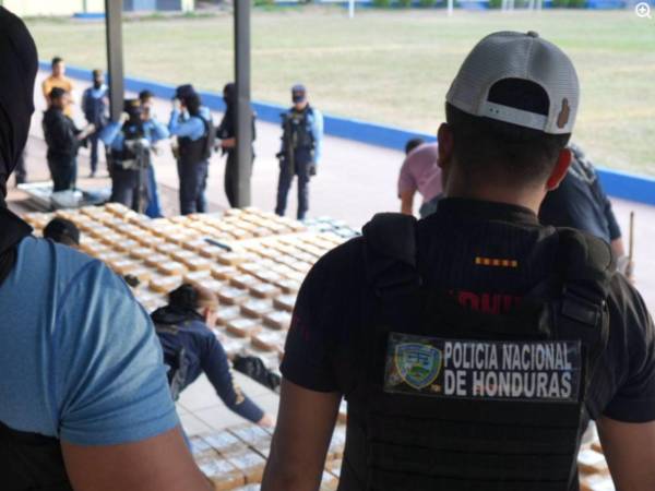 Las autoridades de Honduras decomisaron un cargamento de 648 kilos de cocaína hallados ocultos en una zona de manglares durante un operativo antidrogas, informó este viernes el ministro de Seguridad, Gerzon Velásquez.