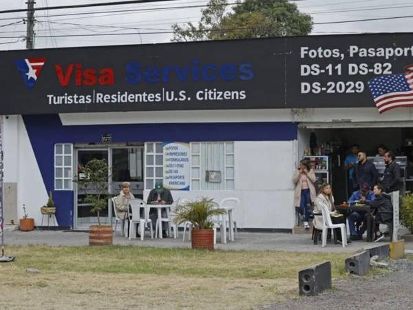 Personas que intentan gestionar sus visas a Estados Unidos