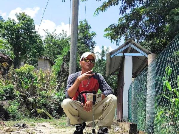 El asesinato de <b>Óscar Armando Barahona</b>, conocido en redes sociales como Yon Berry, ocurrió mientras se encontraba en su vivienda en Santa Rita, Santa Bárbara. Su esposa, quien presenció los momentos previos al ataque, recordó entre lágrimas las señales que le hicieron sospechar que algo extraño ocurría afuera de la casa.
