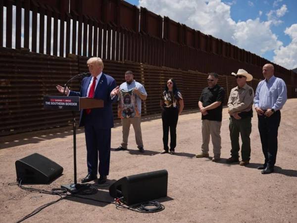 El presidente de EE.UU. Donald J. Trump habla durante su visita a la frontera sur en el condado de Cochise, Arizona.