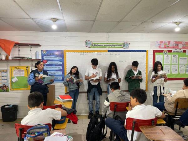 Estudiantes del centro educativo bilingüe New Generación participaron en la capacitación de la Policía Nacional.