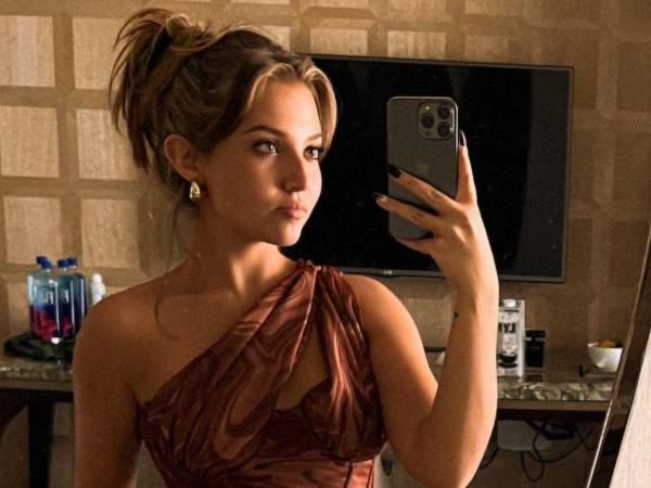 Mia McKenna-Bruce es una actriz inglesa de cine y televisión.