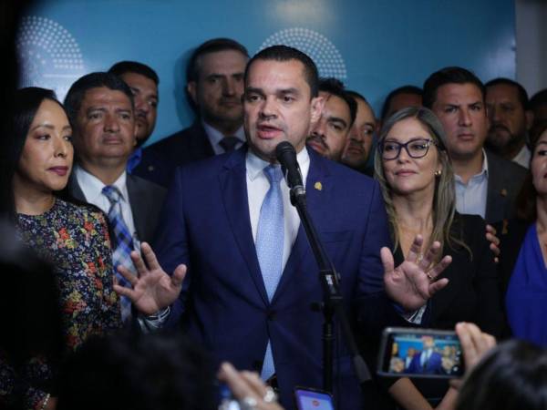 Tomás Zambrano, jefe de la bancada nacionalista, habla ante medios de comunicación este martes.