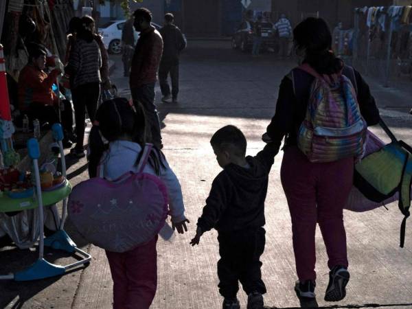 Fotografía referencial de una familia en un centro migratorio estadounidense.