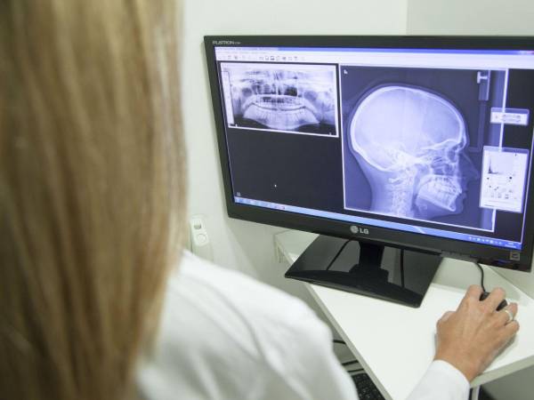 Una profesional de la salud revisa una radiografía.