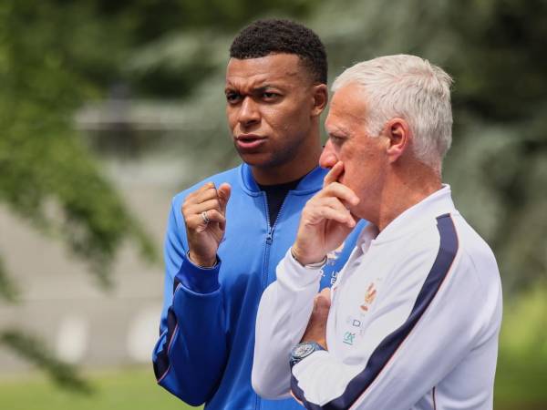 Deschamps conversando con Kylian Mbappé en uno de los entrenamientos de la selección de Francia.