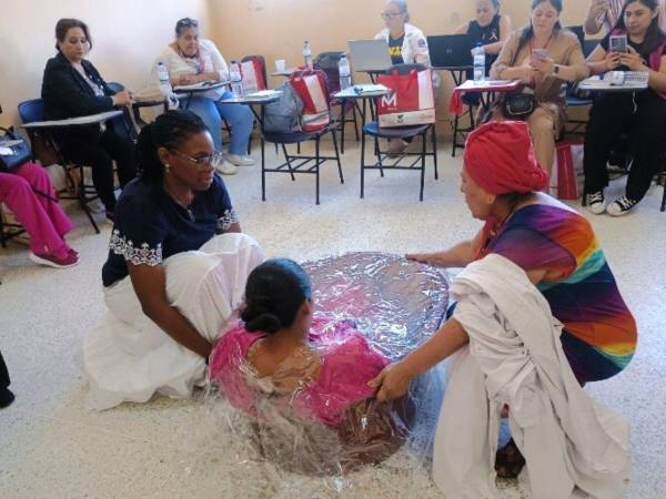 Carmen Marisela Hernández, originaria de Marcala, durante el parto.