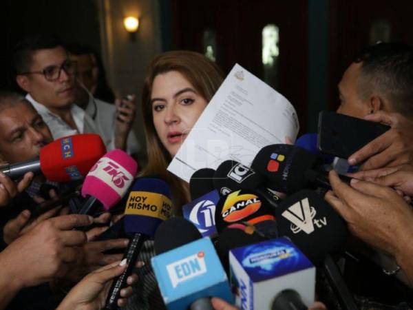 La consejera López dando declaraciones a medios en Tegucigalpa. Fotografía de archivo.