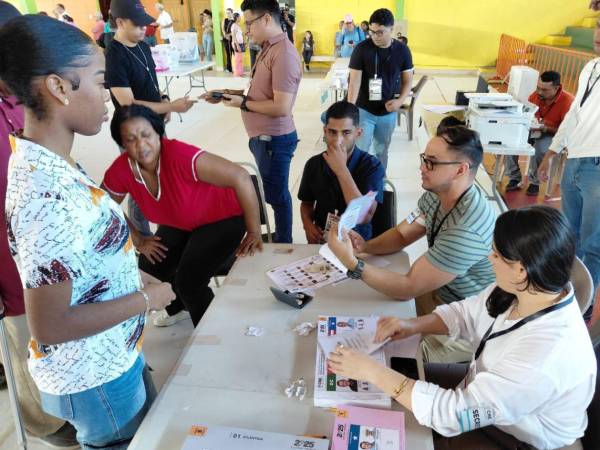 A las 7: 00 am comenzaron las votaciones en los 59 centros de votación de La Ceiba. Hasta ahora no se reportan incidencias mayores. Las votaciones en el gimnasio Azcona iniciaron a la hora prevista.