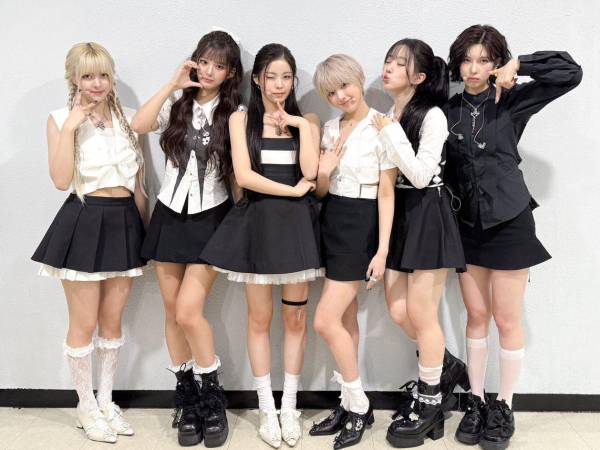 El grupo femenino surcoreano NMIXX se posicionó en 2026 como una de las principales referencias del K-pop internacional, alcanzando logros inéditos dentro de su género. Integrado por Lily, Haewon, Sullyoon, Bae, Jiwoo y Kyujin, el conjunto debutó bajo el sello JYP Entertainment y se destacó por su propuesta musical diversa y su carisma en escenarios globales.
