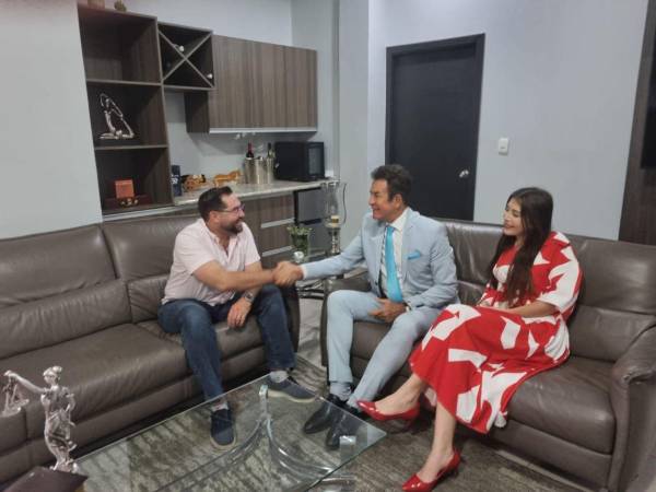 El martes en la noche, Salvador Nasralla publicó una foto en su cuenta de X en donde estrecha la mano de Jorge Cálix mostrando unidad.