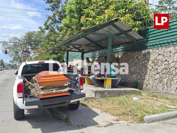 Con profundo dolor, familiares de las víctimas del fatal accidente de tránsito ocurrido en Yoro permanecían este lunes a la espera de que las autoridades les entregaran los cuerpos de sus seres queridos para darles sepultura.