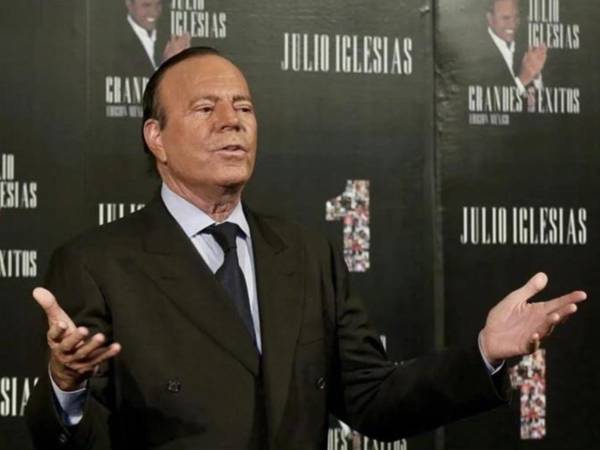 Julio Iglesias enfrenta en los tribunales las denuncias de dos exempleadas por presuntos delitos de acoso y agresión sexual en 2021.