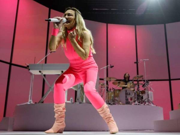 Durante el concierto Amaia Montero admitió sus dificultades vocales: “La primera vez que me subo y lo hago fatal, soy consciente”, comentó entre risas, mientras el público respondía con aplausos y coreando su nombre.