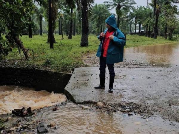Las lluvias producto de los frentes fríos han dañado la red vial de los departamentos de Atlántida y Colón.
