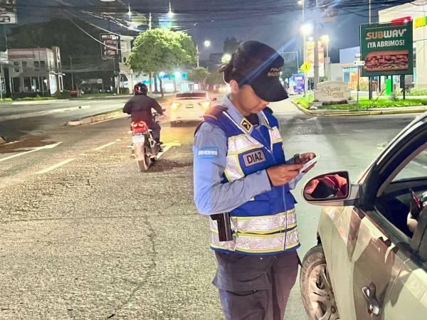 La DNVT empleó etilómetros calibrados, lo que permitió medir de manera rápida y precisa la concentración de alcohol en los conductores.