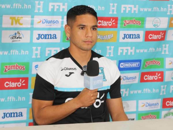 Carlos Pineda durante la conferencia de prensa antes del entrenamiento de la Selección de Honduras.