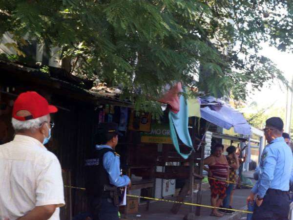 El hombre murió en un negocio ubicado frente al hospital Mario Rivas, en San Pedro Sula, mientras se investigan las circunstancias del caso.