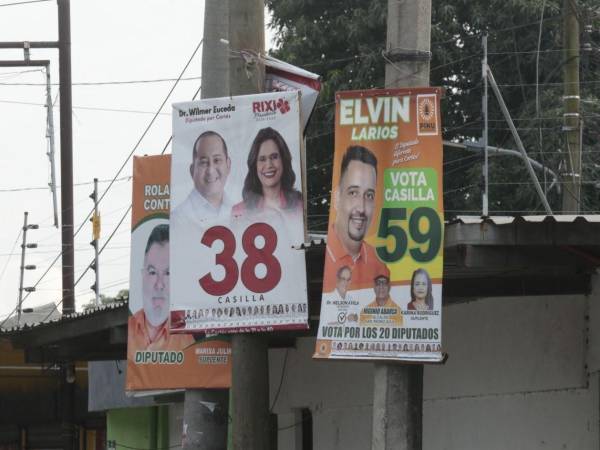 Los partidos y candidatos deben retirar vallas y afiches en un plazo máximo de 30 días tras las elecciones, según la Ley Electoral. El incumplimiento acarrea multas de hasta 100 salarios mínimos, que pueden descontarse de la deuda política si no son pagadas.