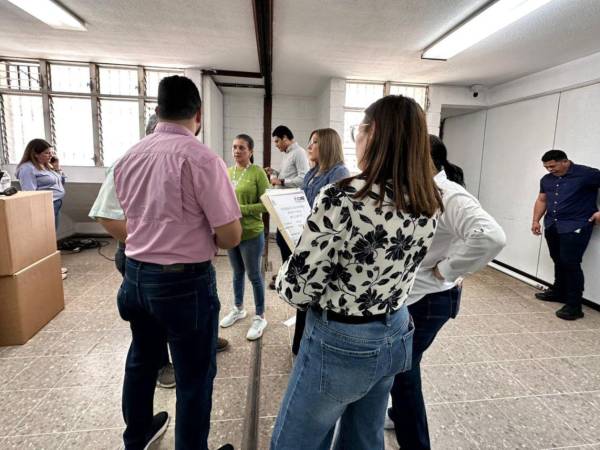 Tras el zafarrancho, Cossette López, consejera presidenta del CNE, se presentó al Centro Logístico Electoral, donde se realizaba el inventario.