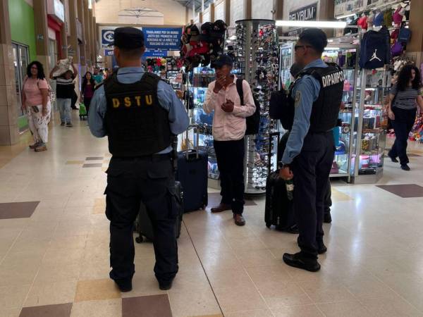 Agentes de la Dipampco y la DSTU realizan revisiones constantes en la Gran Terminal Metropolitana para garantizar la seguridad de los viajeros.