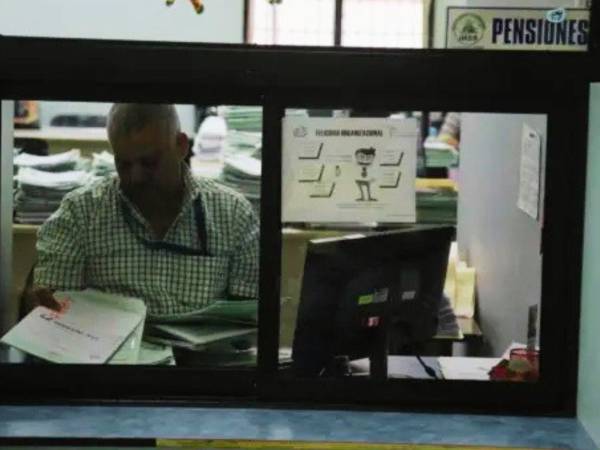 Los interesados para obtener el beneficio deben presentarse ante la Secretaría General o en una oficina regional del IHSS y realizar la solicitud correspondiente, cumpliendo con los requisitos establecidos.