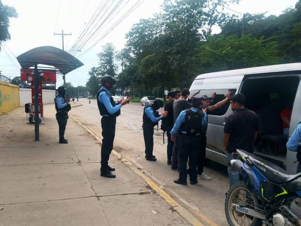 Los equipos policiales mantienen presencia activa en paradas de buses de la ciudad.