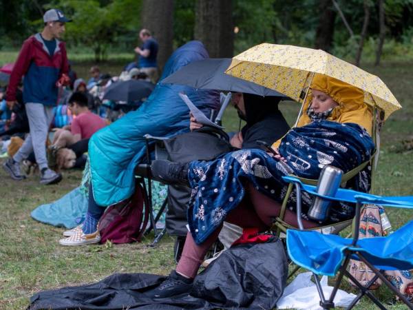 Son muchos los que pasan la noche en una fila, con frío o con calor, hasta para ver una obra de teatro de Shakespeare. En este caso, para ver gratis obras de Shakespeare en un escenario de Central Park. Siempre bromeo con que si los neoyorquinos ven una cola, la empiezan a hacer. No saben para qué es, pero piensan que si hay una cola debe de ser para algo bueno, así que se unen a ella, relata a EFE Rich, quien confiesa que llegó a las 2:45 de la madrugada para asegurarse de poder recibir una entrada cuando empiecen a distribuirlas, a mediodía.