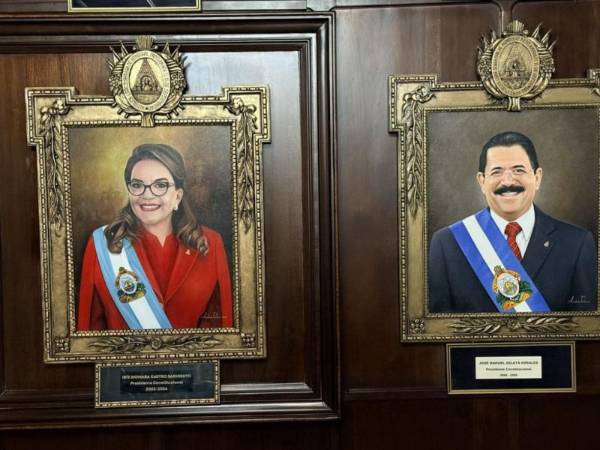 El retrato de Xiomara Castro, primera mujer presidente de Honduras (2022-2026), en Casa de Gobierno, junto al del también exmandatario Manuel Zelaya Rosales (2006-2009).