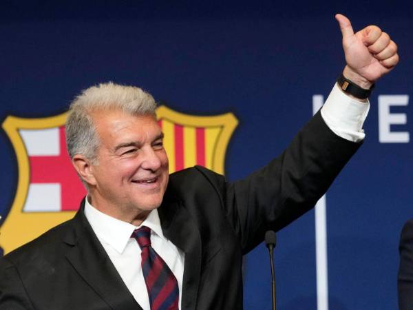 Joan Laporta celebrando tras ser reelegido como presidente del barcelona.