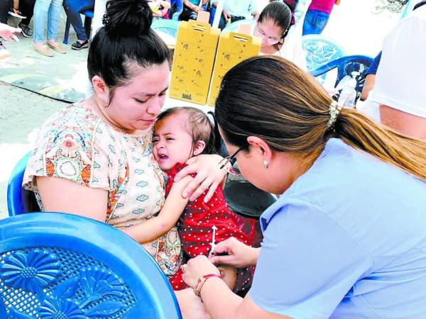 Las autoridades de Salud hacen un llamado a los padres de familia para que vacunen a sus hijos a fin de inmunizarlos contra el virus.
