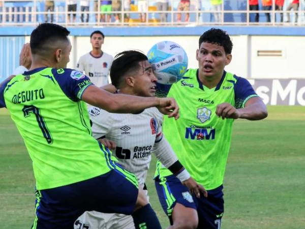 Michaell Chirinos se retiró lesionado en el segundo tiempo del duelo Olancho vs Olimpia .