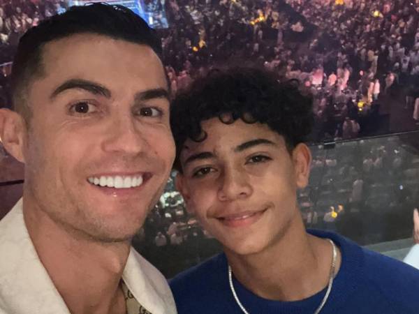 Cristiano Ronaldo junto a su hijo en uno de los eventos.