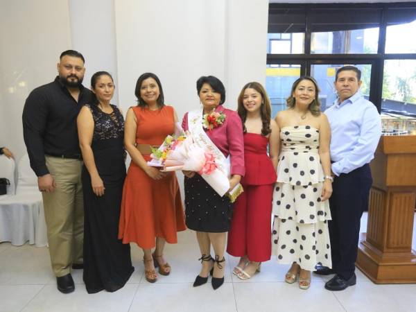 La homenajeada como la “Mujer del año 2025” por el Club de Mujeres Internacionales fue Lupita Monge, quien llegó acompañada por su familia. El evento fue celebrado en el salón Merendón del Club Hondureño Árabe de San Pedro Sula.