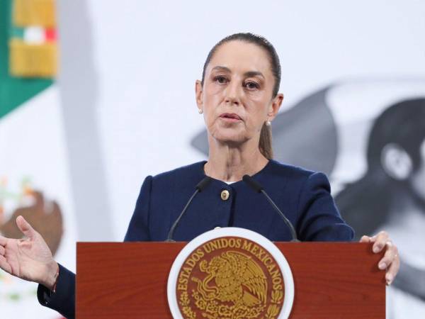 La presidenta de México, Claudia Sheinbaum, habla durante su conferencia de prensa este lunes en Palacio Nacional de la Ciudad de México (México).