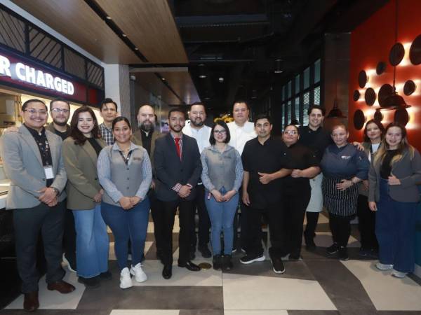 El equipo de Aloft fue parte de esta presentación gastronómica, la cual promete cautivar a un público diverso.