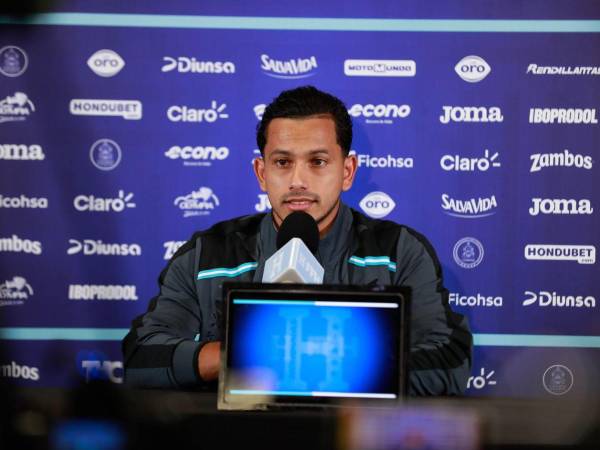 Edwin Rodríguez, mediocampista de la Selección de Honduras en conferencia de prensa.