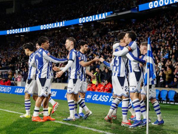 Jugadores de la Real Sociedad celebrando el gol ante el Barcelona.