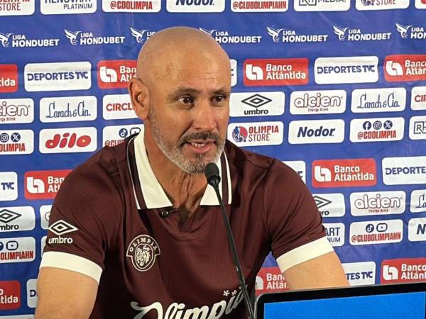 Eduardo Espinel hablando en conferencia de prensa luego del partido entre Olimpia y Génesis PN.