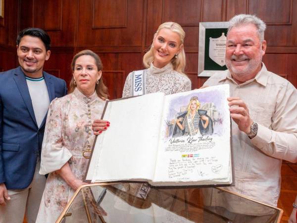 El alcalde le entregó un reconocimiento a Victoria por su honorable visita.