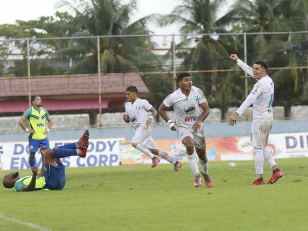Aldo Fajardo celebrando su gol para el empate del Platense contra el Olancho FC.