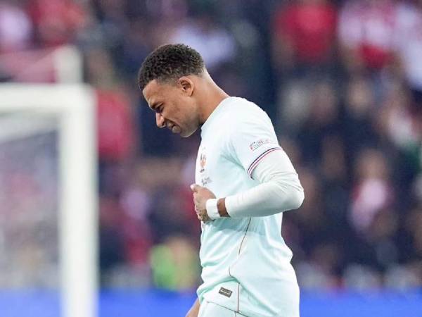 Mbappé pasó de héroe a preocupación en cuestión de minutos. Marcó el gol que le dio el triunfo a Francia en el estreno de Zidane, pero terminó lesionado.