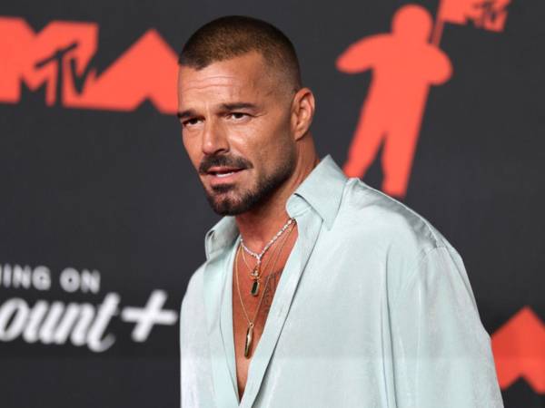 Ricky Martin participa como actor y productor ejecutivo de 'Hombre al agua'.