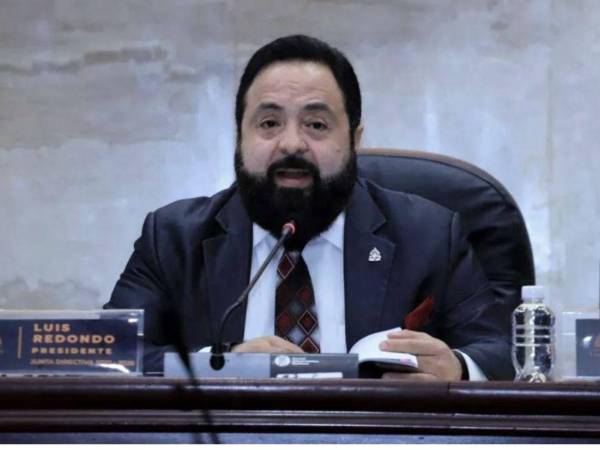 El artículo 61 de la Ley Orgánica establece que el acta de la sesión en la que se aprueban decretos debe ser leída, corregida si es necesario, y luego aprobada en la siguiente sesión, antes de su sanción por el presidente.