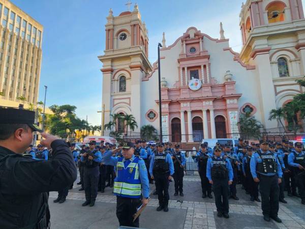 Agentes de la Policía Nacional patrullan zonas comerciales de San Pedro Sula como parte del “Plan Navidad Segura 2025”, un operativo orientado a brindar seguridad durante las compras de fin de año.