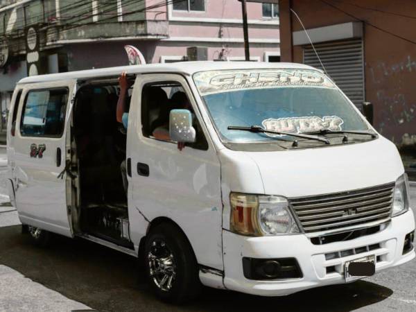 La práctica de viajar con la puerta abierta es cada vez más frecuente en distintas rutas de San Pedro Sula.