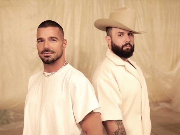 Ricky Martin y Carín León se unen en una nueva versión de A medio vivir.